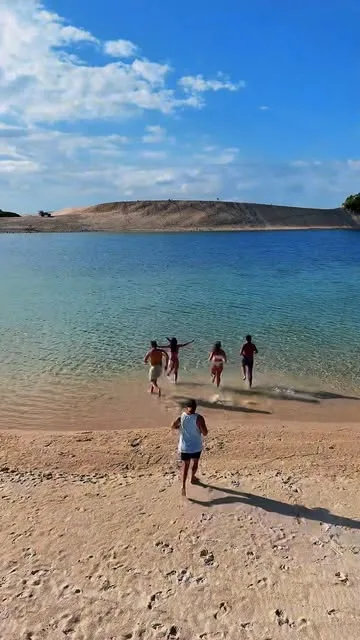 Família em praia de água calma