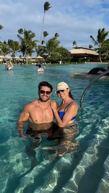 Casal em piscina de resort