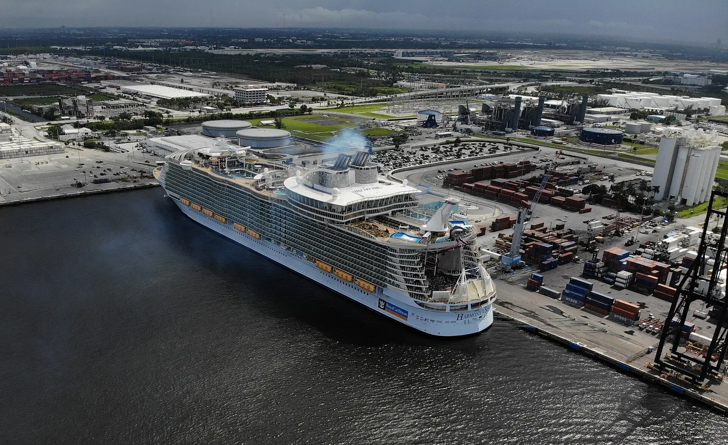 Navio de cruzeiro atracado