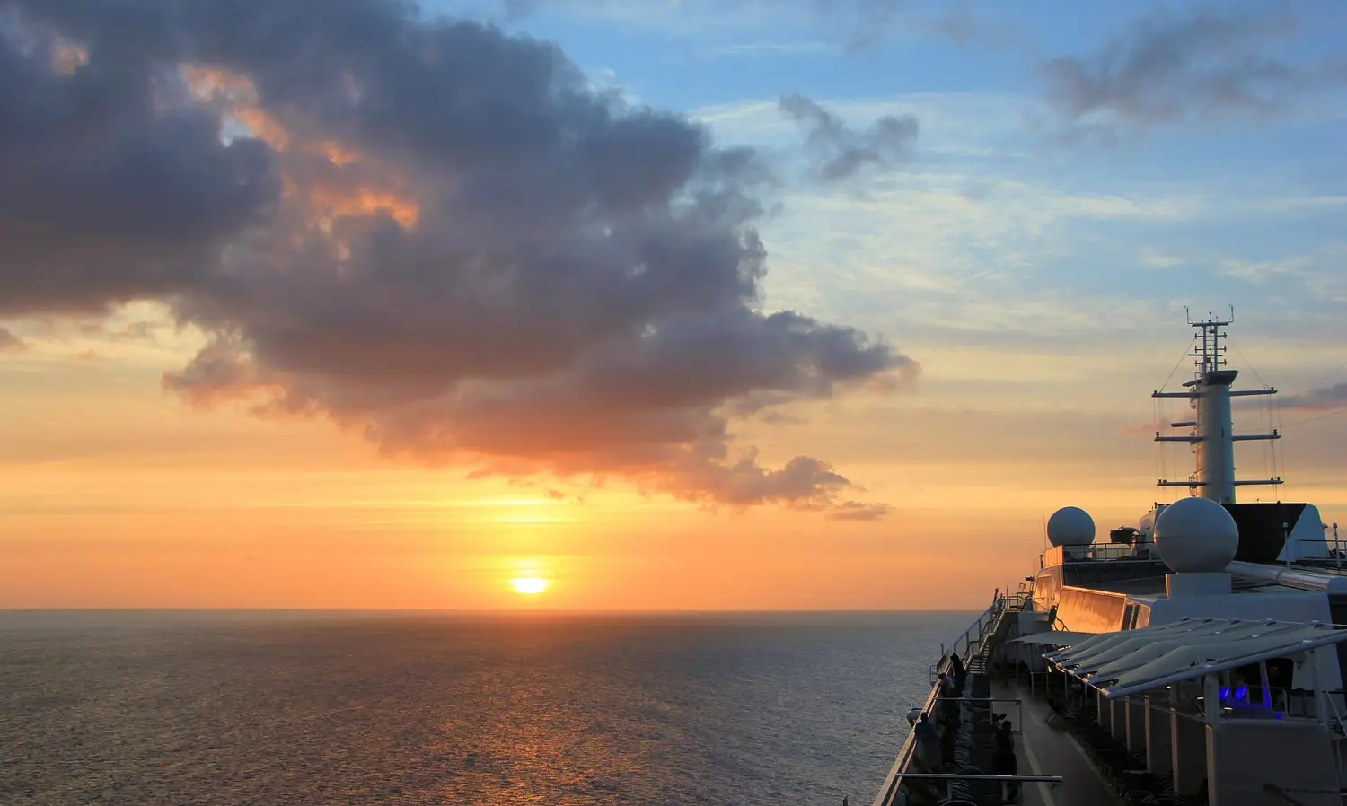 Nascer do sol no mar visto de um navio de cruzeiro