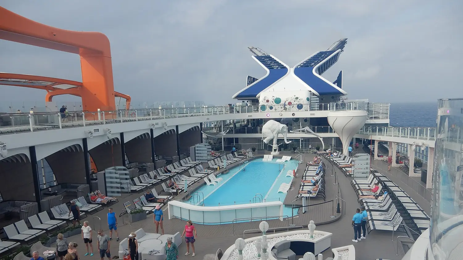 Deck da piscina de um navio de cruzeiro